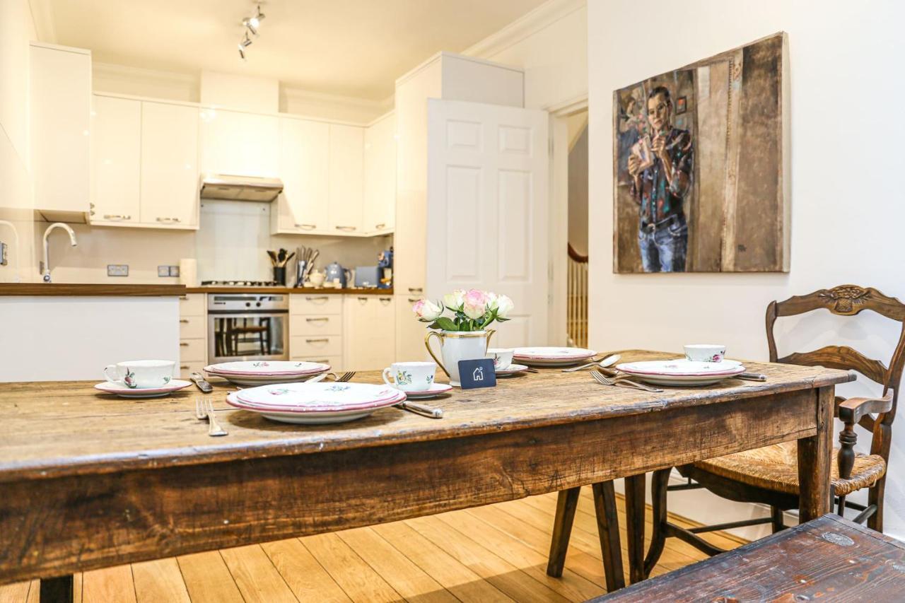 Charming Earls Court Mews House 2
