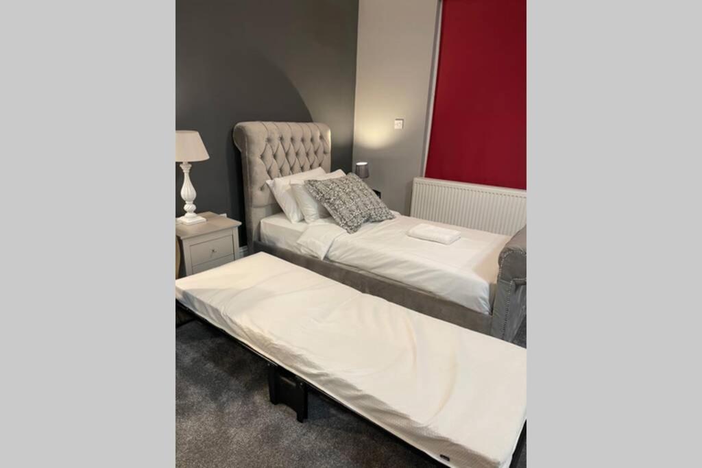 Spacious, Bright Twin Studio Apartment (Can Sleep Up To 4) 1