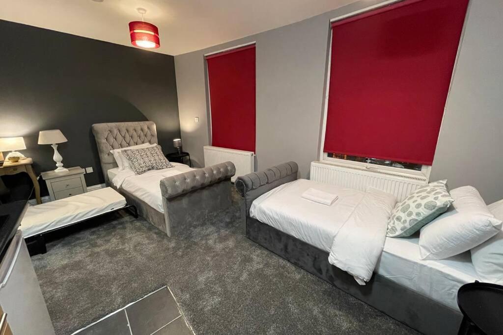 Spacious, Bright Twin Studio Apartment (Can Sleep Up To 4)