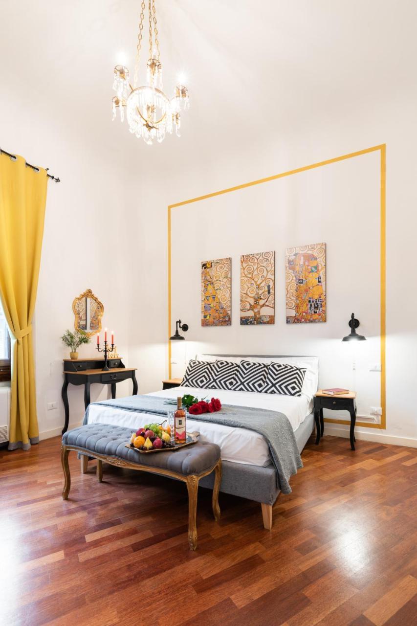 Entire Flat with 6 Rooms & 6 Bathrooms, 210 Sqms at Most Historical Center with Lift !!! 2