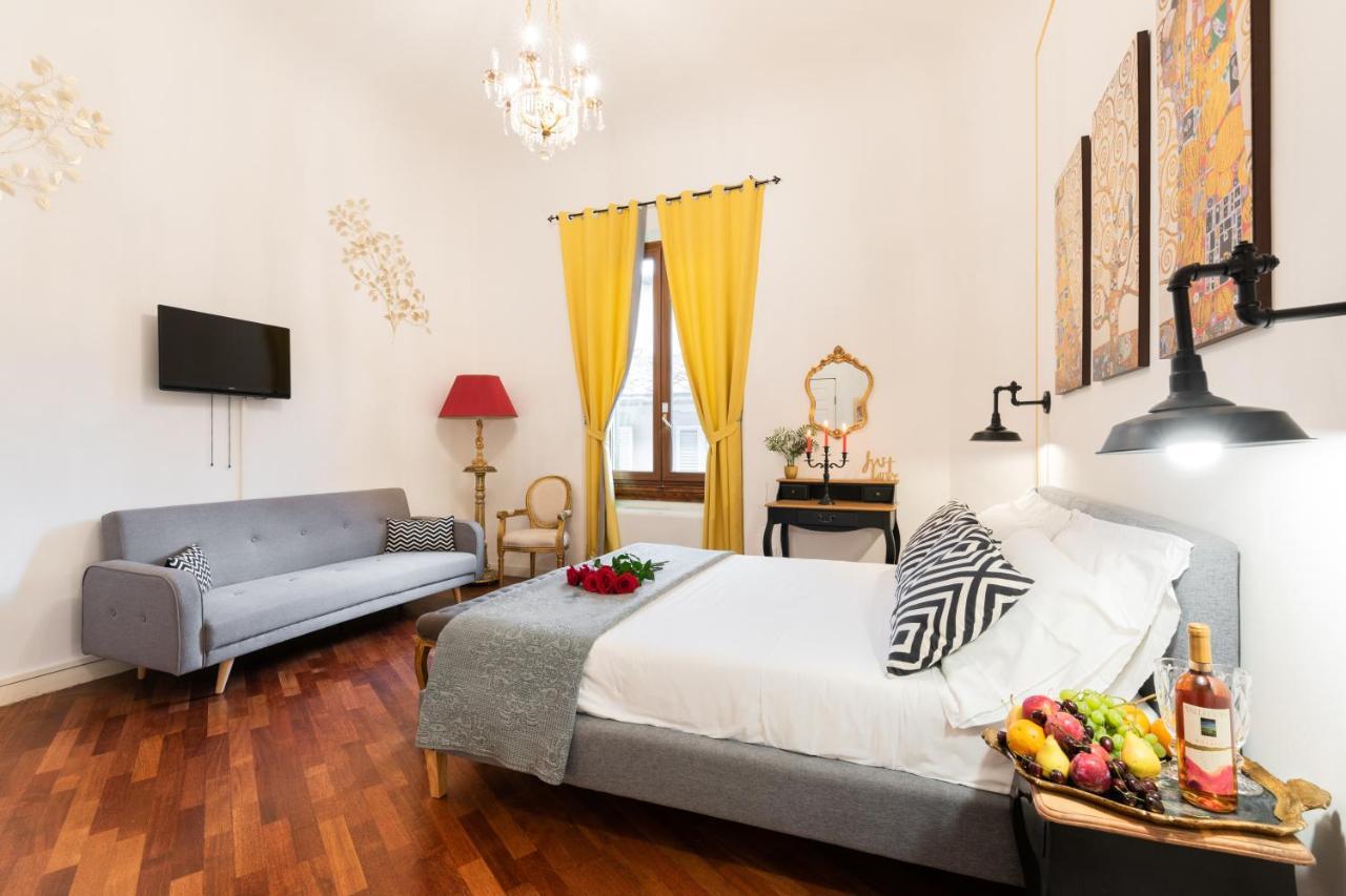Entire Flat with 6 Rooms & 6 Bathrooms, 210 Sqms at Most Historical Center with Lift !!! 1