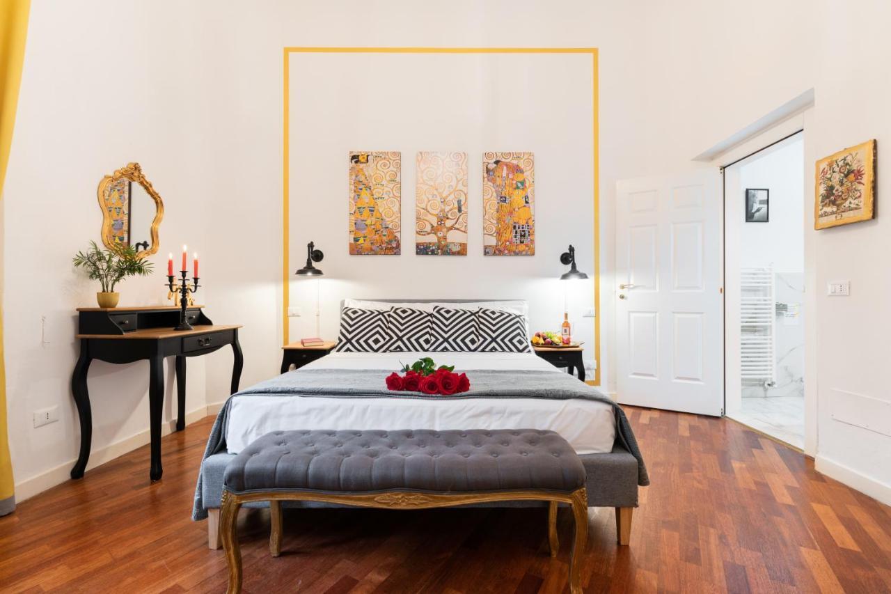 Entire Flat with 6 Rooms & 6 Bathrooms, 210 Sqms at Most Historical Center with Lift !!!