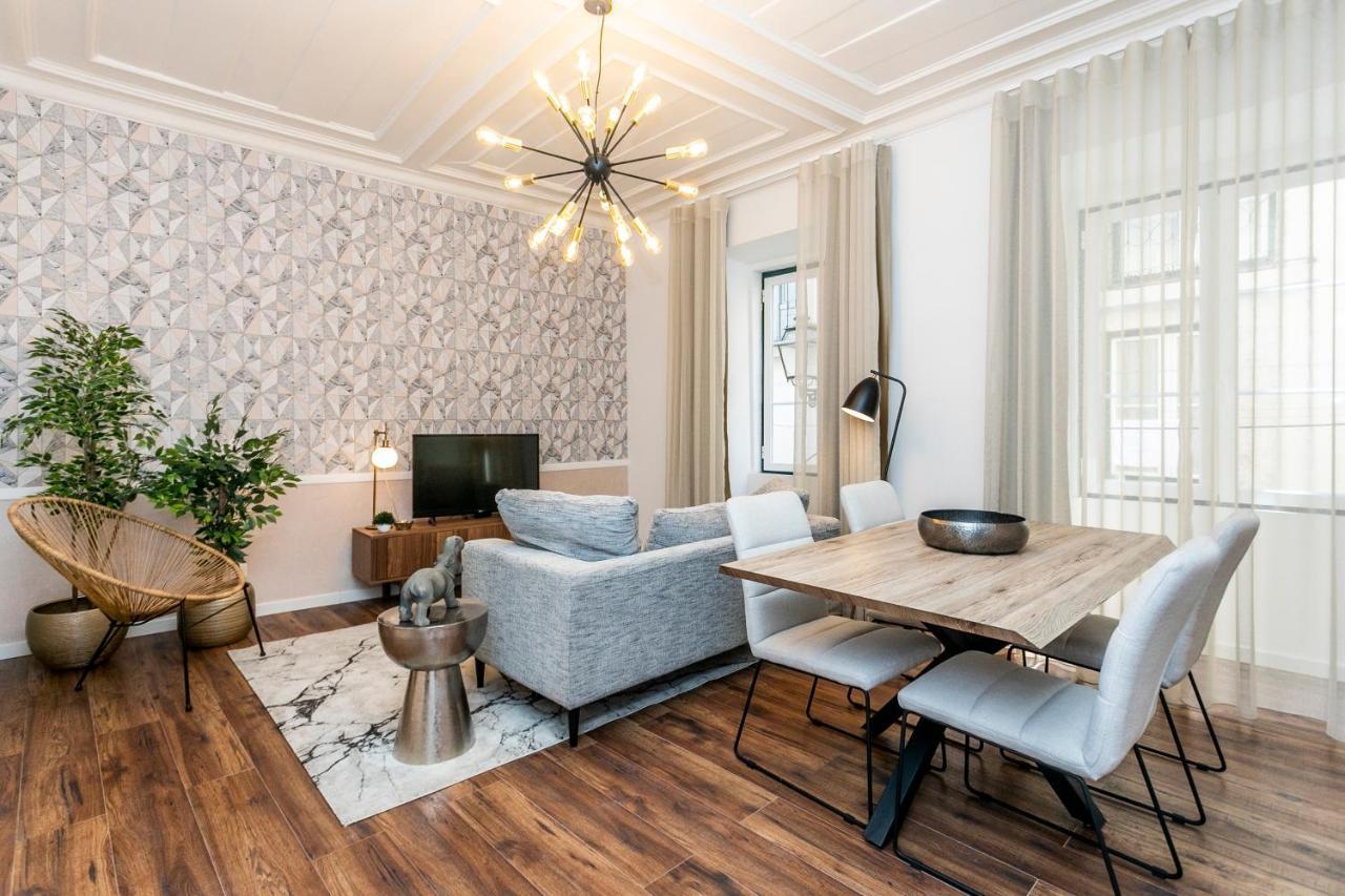 Lively 2 Bedroom Apartment in Iconic Alfama!