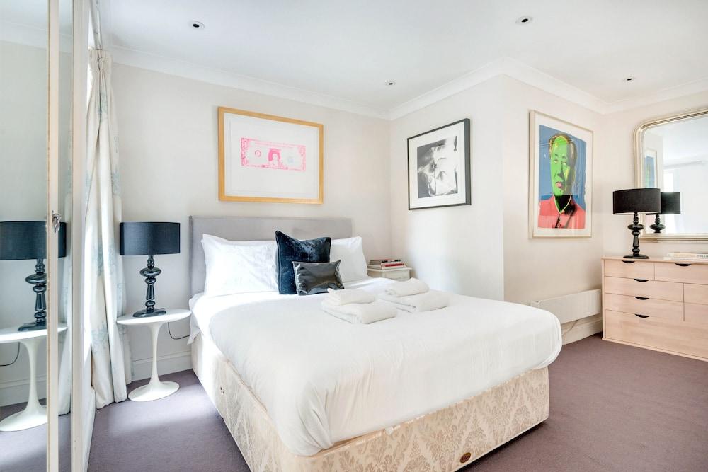 Chic Chelsea Home Near South Kensington by Underthedoormat 1