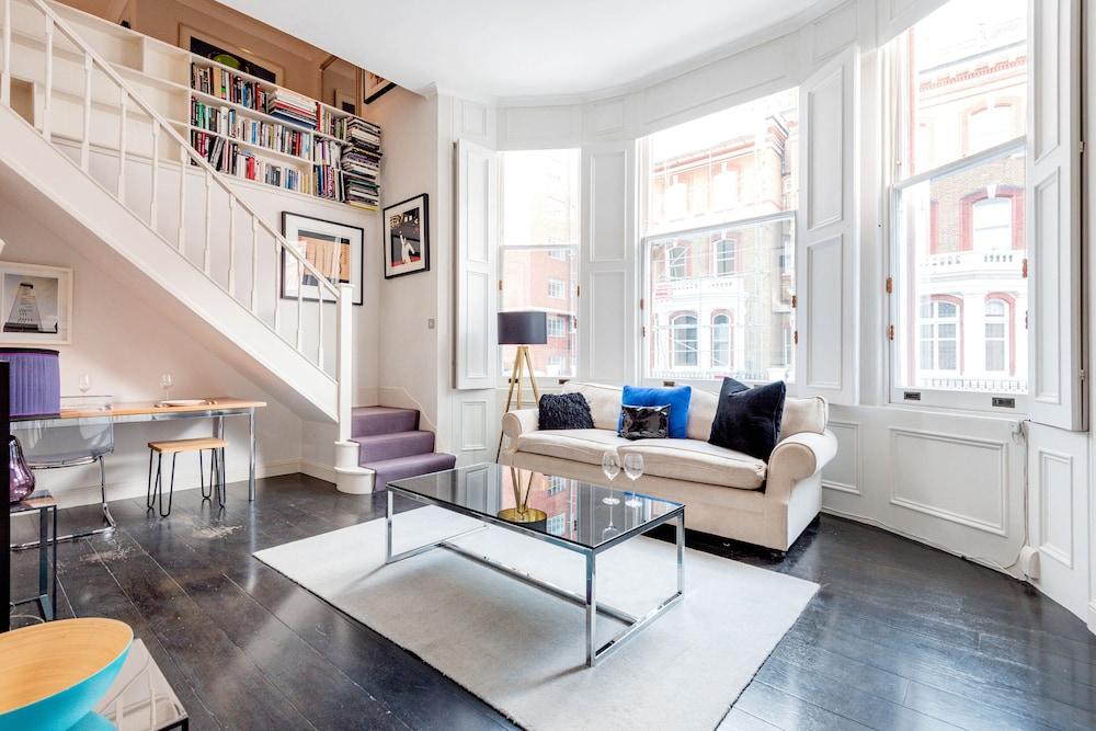 Chic Chelsea Home Near South Kensington by Underthedoormat