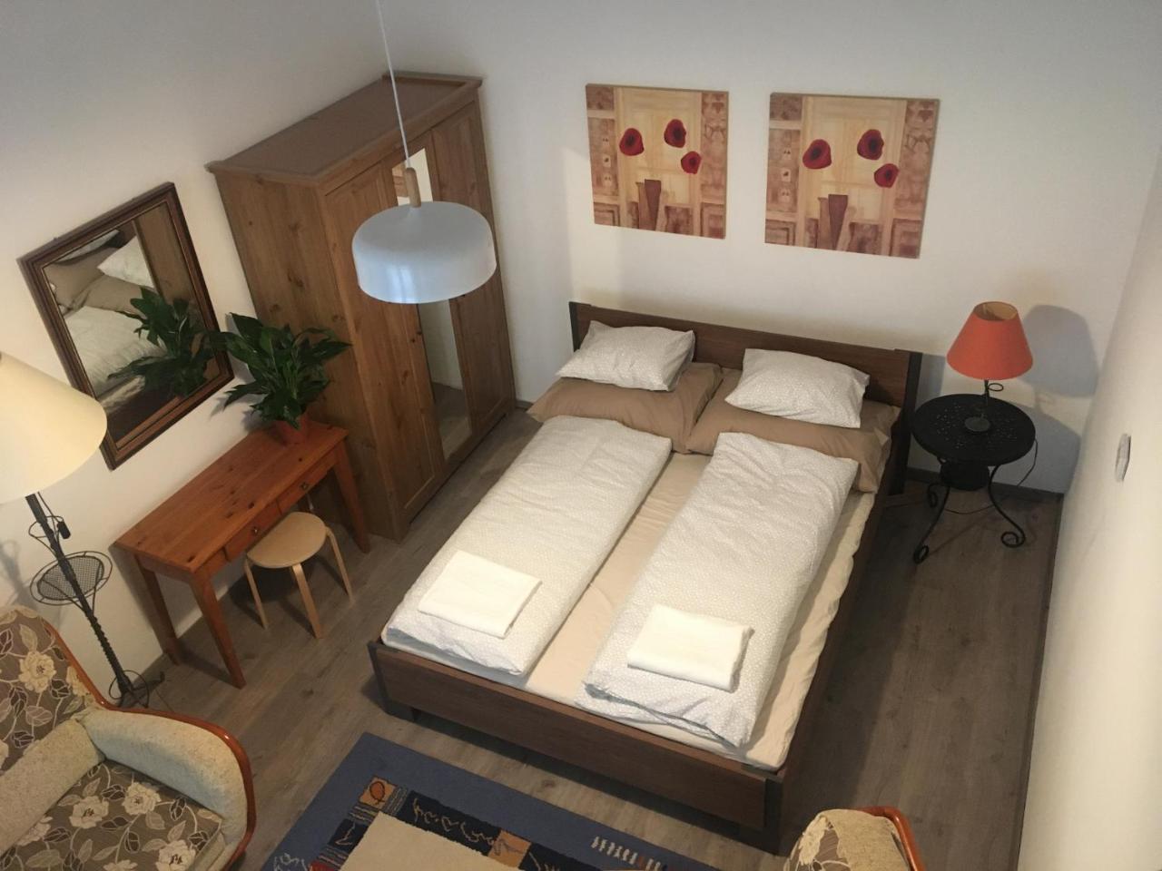 City Park Corner - 2br, Quiet & Central