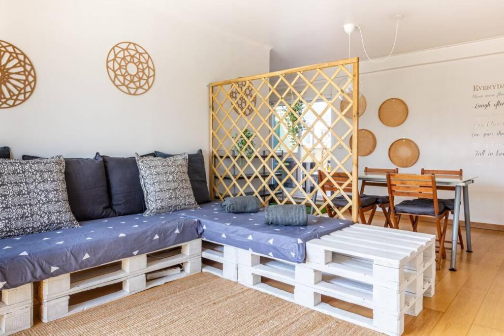 One Bedroom Apartment with Stunning River Views And Private Rooftop! 1