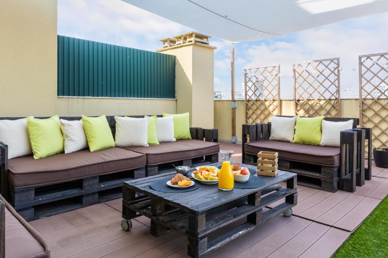One Bedroom Apartment with Stunning River Views And Private Rooftop! 2