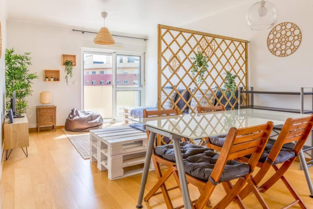 One Bedroom Apartment with Stunning River Views And Private Rooftop!