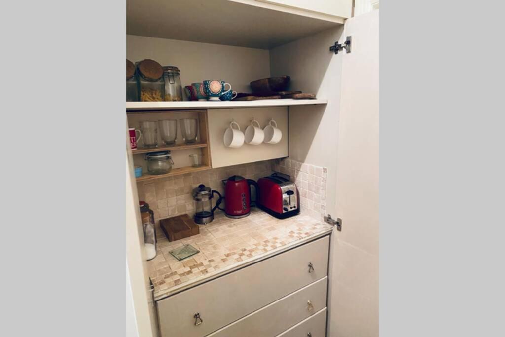 1 Bedroom Self-Contained Flat. Chelsea Sw10 London 2