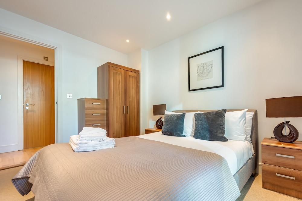 Two Bedroom Apartment in Canary Wharf 2