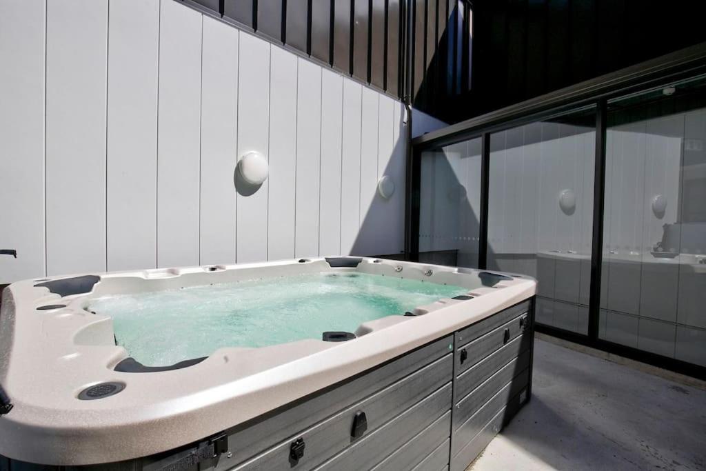 Alex Apt with Onsite Gym And Walk To Town 2