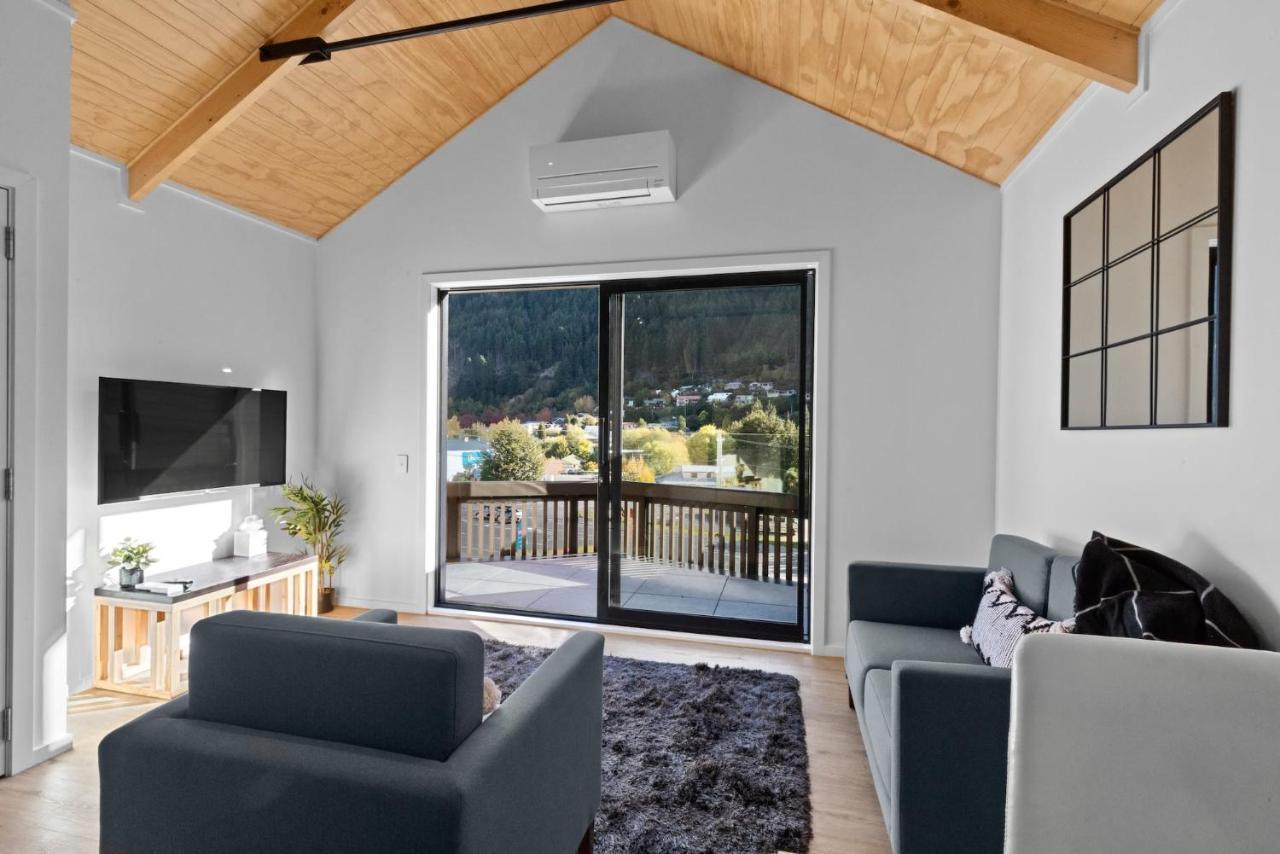 Alex Apt with Onsite Gym And Walk To Town 1