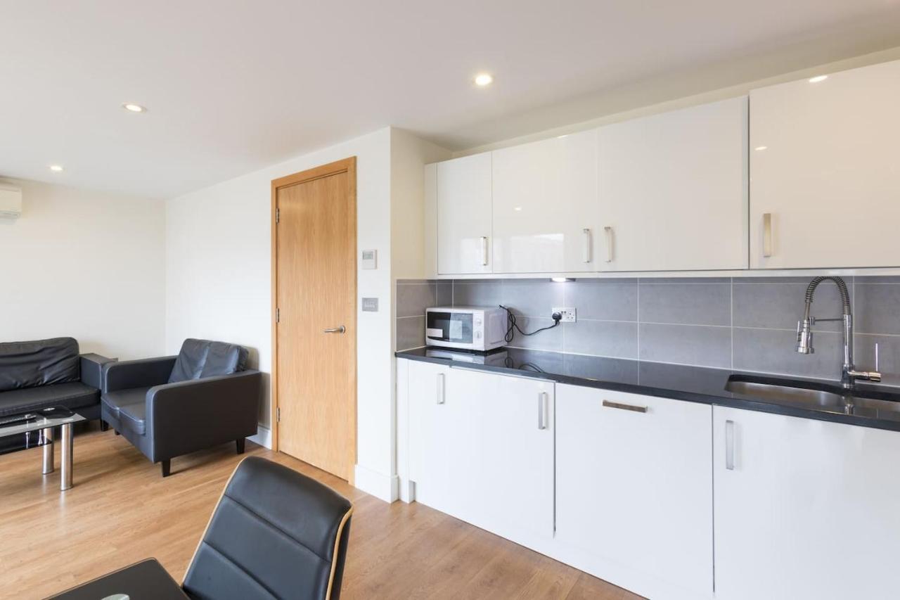 Modern 2 Bed 2 Bath Apartment Hyde Park 2