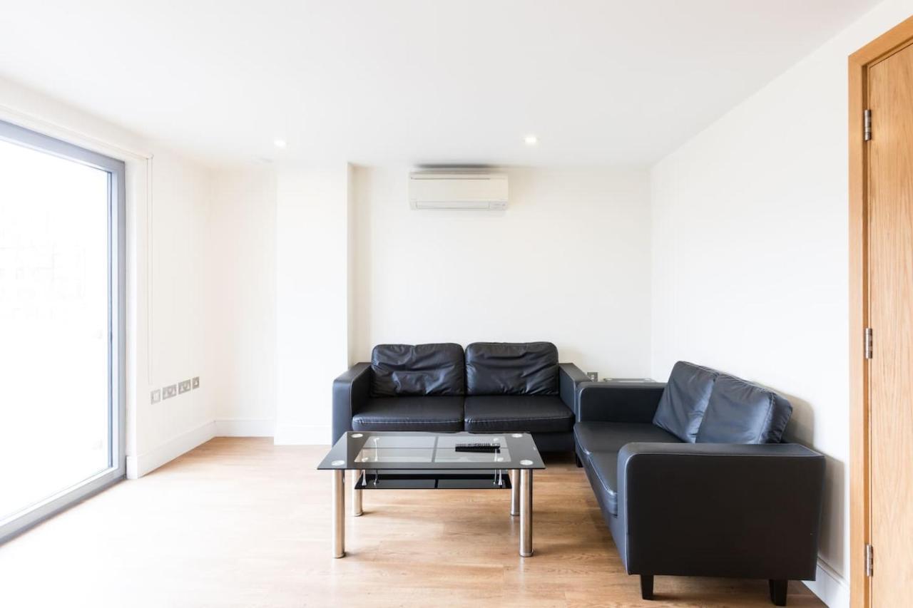 Modern 2 Bed 2 Bath Apartment Hyde Park 1