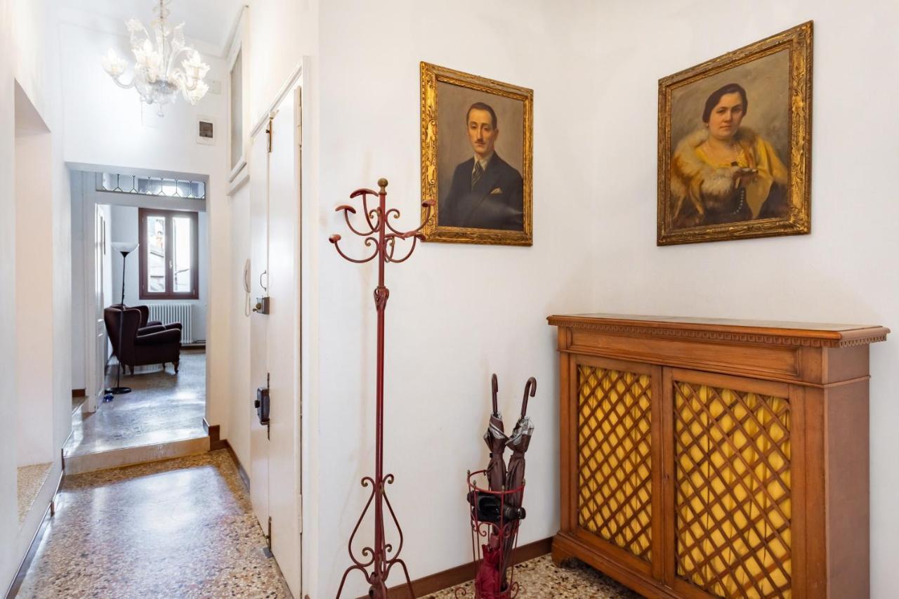 Sumptuously Decorated Apartment Close To Rialto !