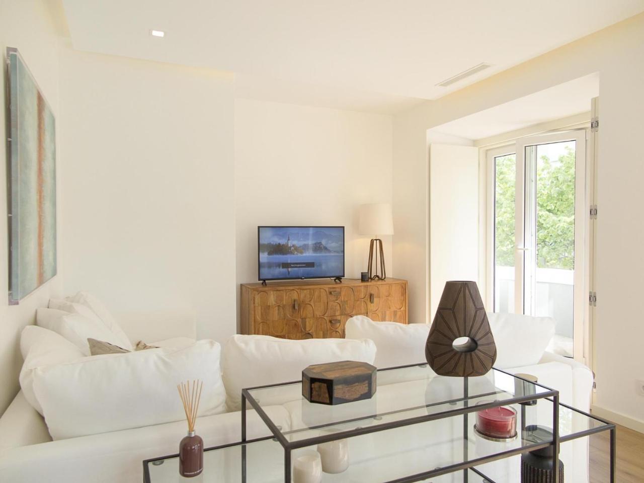 Eduardo VII Park Great Bright Apt with AC Elevator 1
