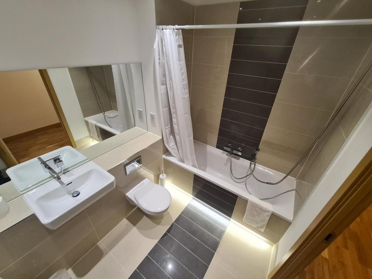 3 Bed Riverside Apartment with Parking 2