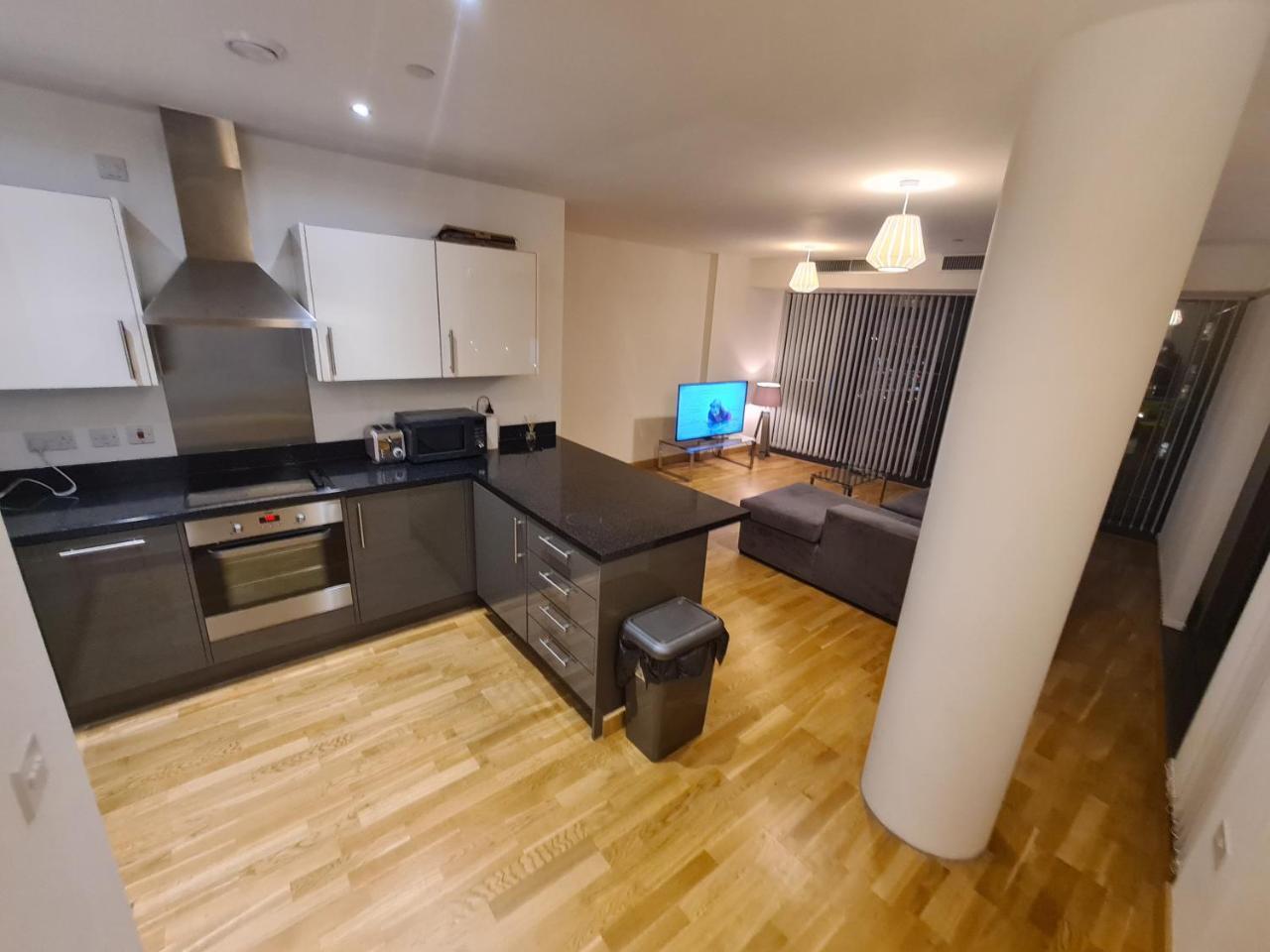 3 Bed Riverside Apartment with Parking