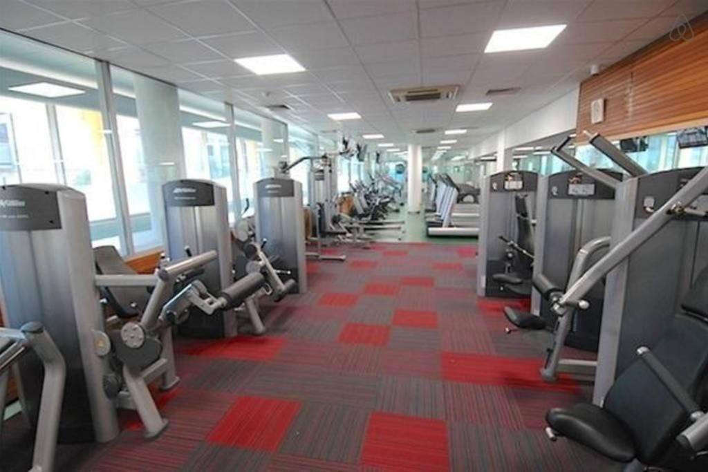 2-Bed Greenwich Flat + Pool, Gym, Lift, Balcony 2