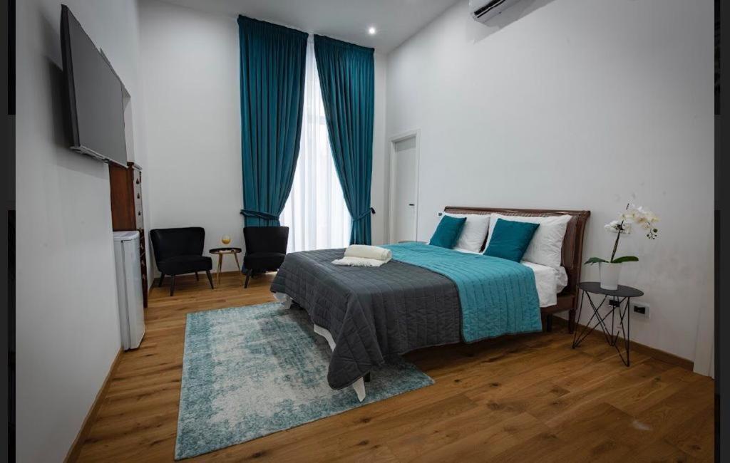 Downtown Napoli B&B - E Si Nun Canto Moro 2