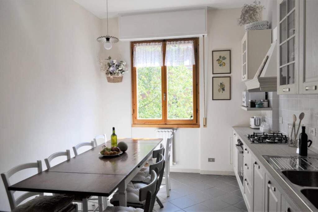 Large & Quiet 4 Bedrooms 2 Baths Free Parking - 20 Min To Centre