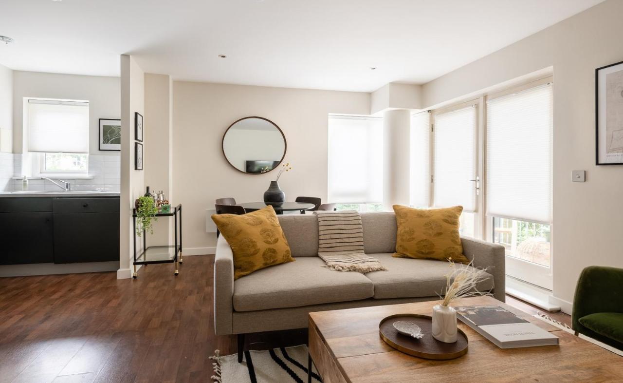 The Bow Mews - Modern & Bright 2bdr Apartment with Patio 1