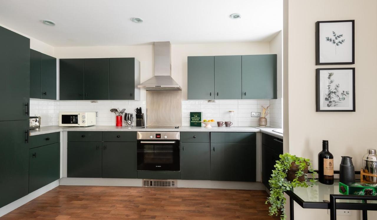 The Bow Mews - Modern & Bright 2bdr Apartment with Patio 2