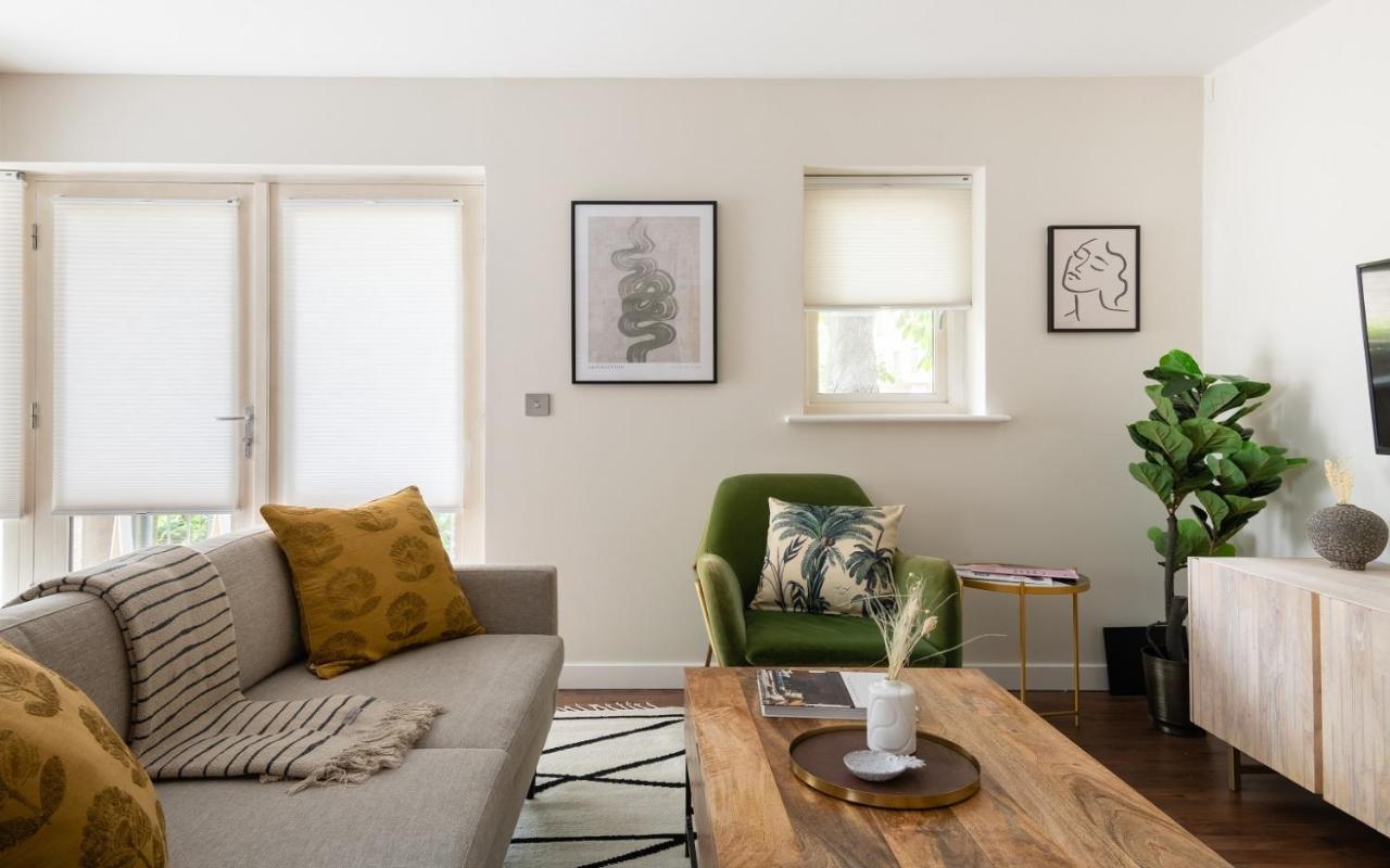 The Bow Mews - Modern & Bright 2bdr Apartment with Patio