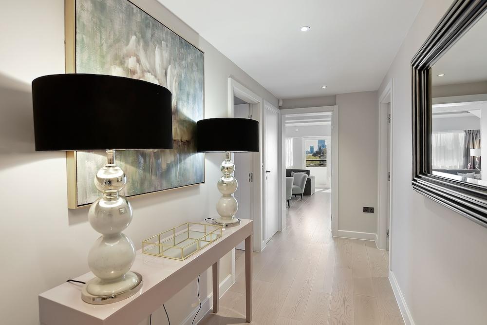 Vauxhall Bridge Road by Q Apartments