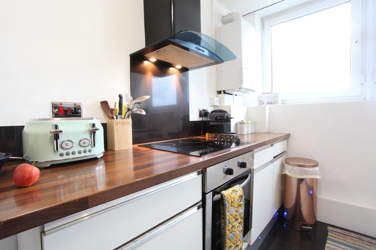 Chelsea Off Kings Road One Bedroom Apartment with Balcony 1
