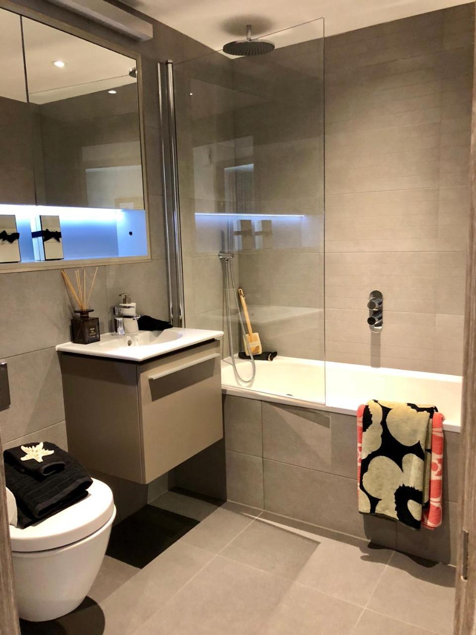 Lux 2 & 3 Bed Apartments in Camden Town Free Wifi by City Stay Aparts London 1