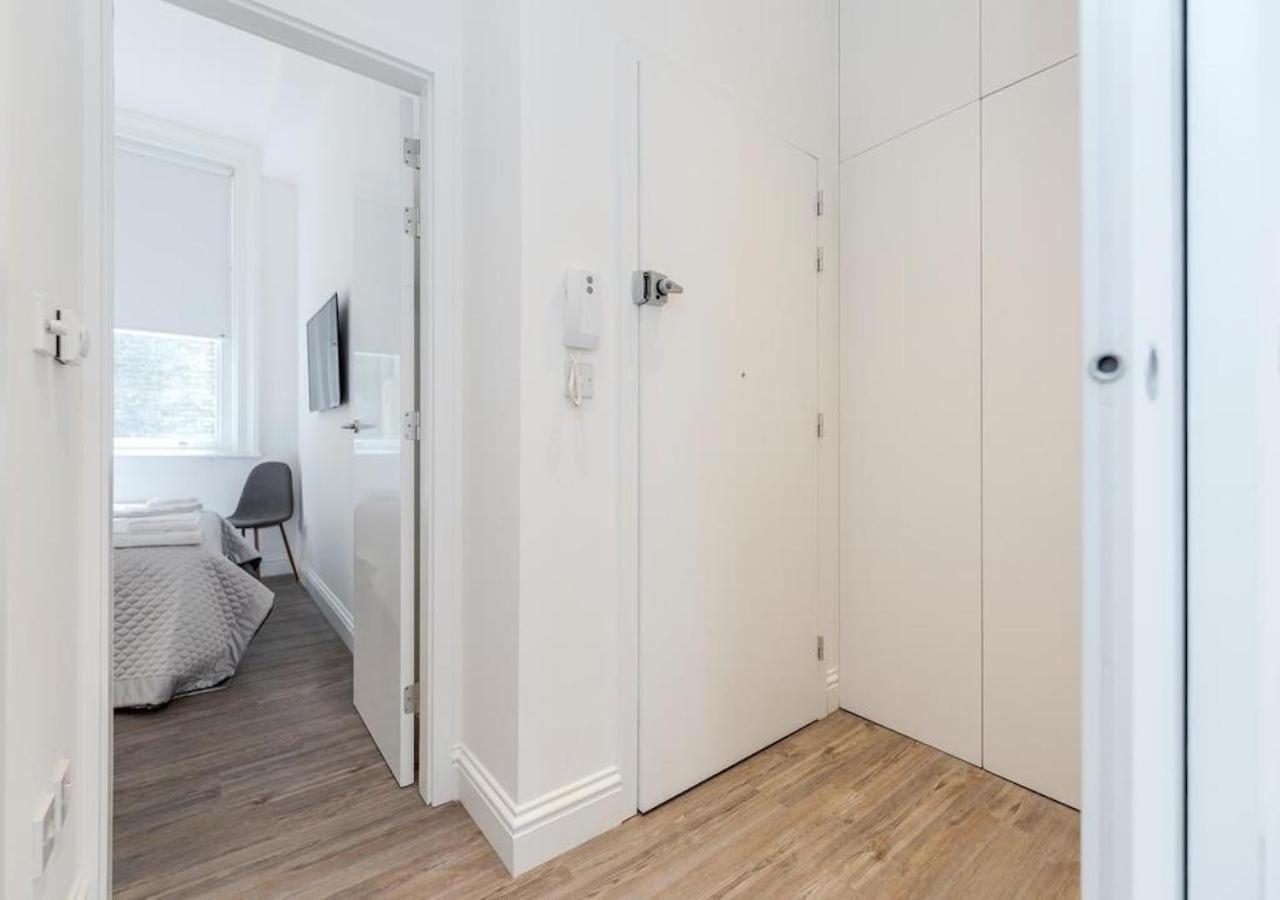 White Piccadilly Luxury Flat 2