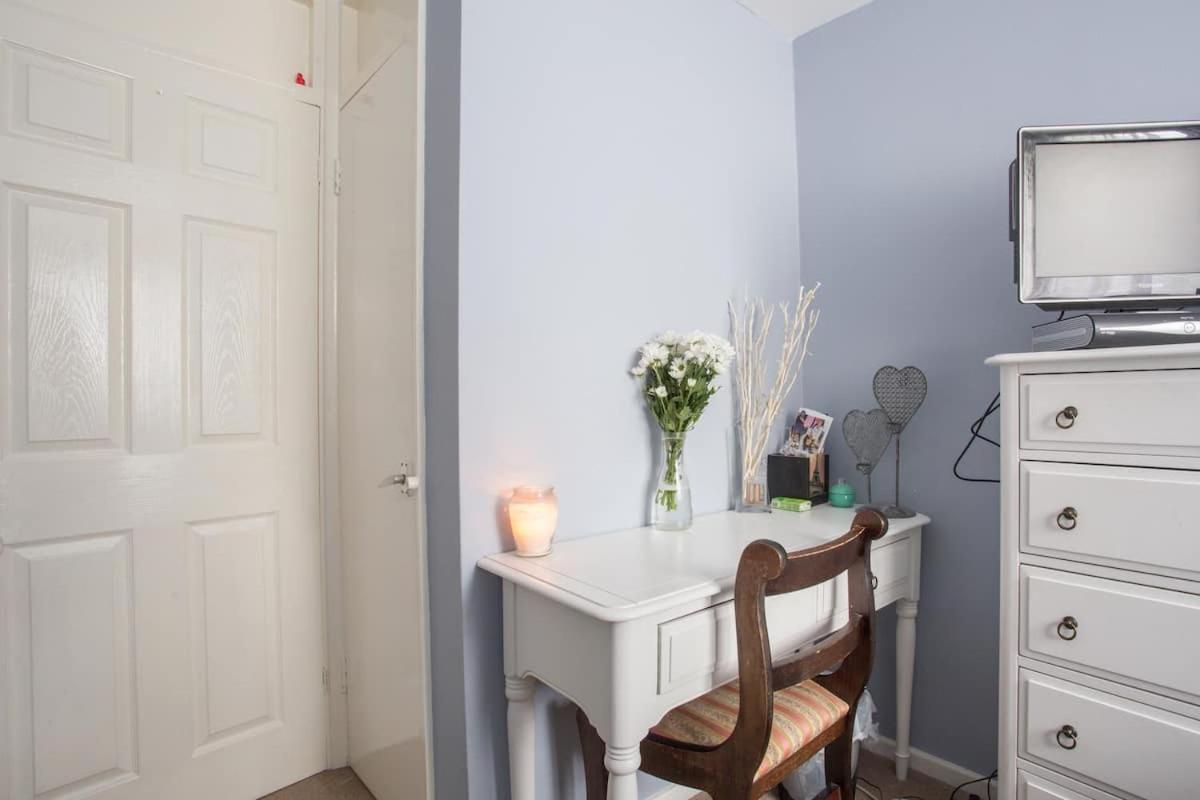 Room in Camden with Queen Size Bed for Non Smoking Females Only 2