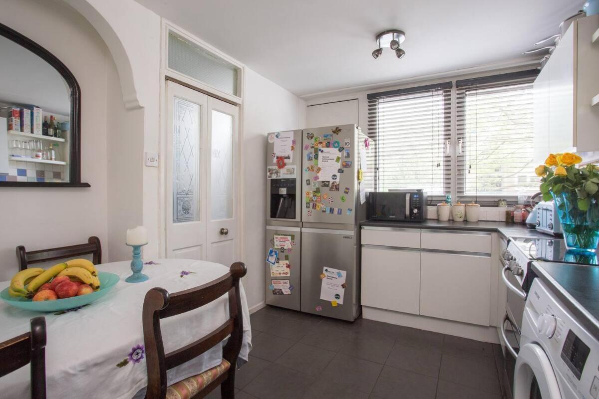 Room in Camden with Queen Size Bed for Non Smoking Females Only 1