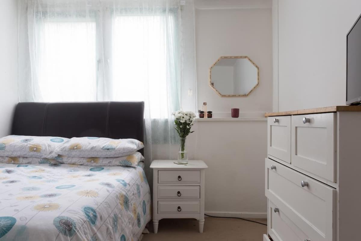 Room in Camden with Queen Size Bed for Non Smoking Females Only