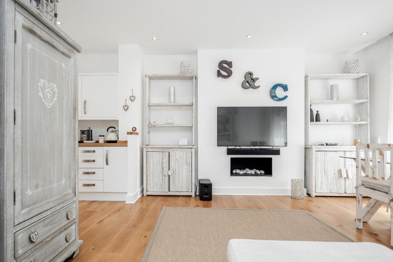 The White Home Near Kensington High St 2