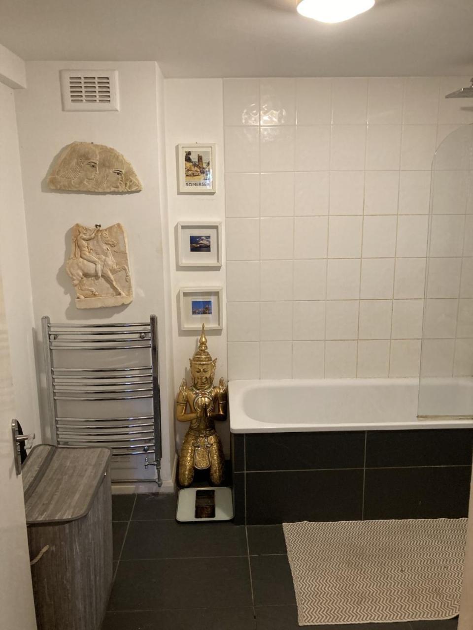 Stunning Ground Floor Garden Apartment - Entire Apartment, Centrally Located, with Free Off Road Parking by Flat & Wiffi, Beautifully Secluded, 3 Mins From All Amenities 1