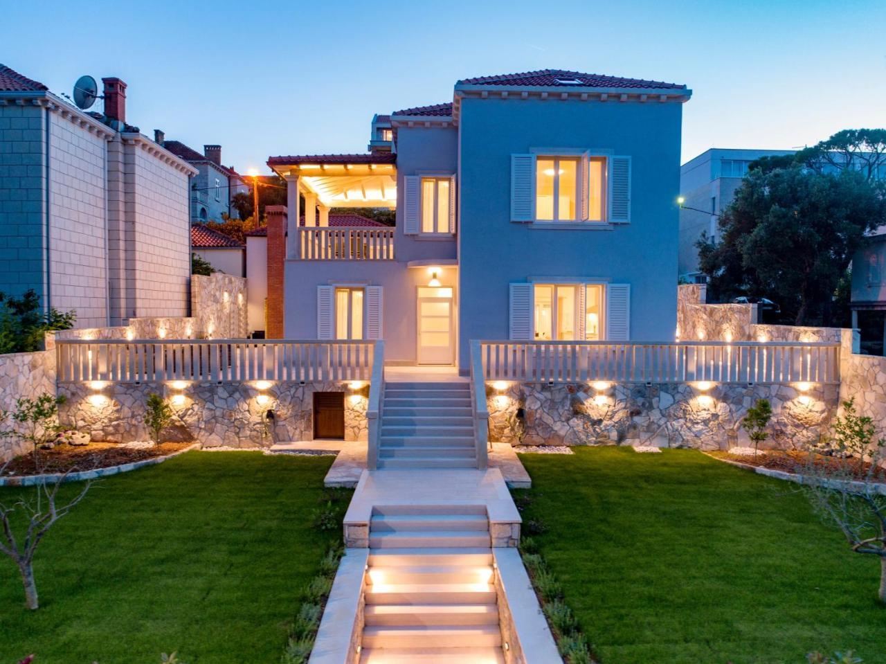 Villa Enigma 1