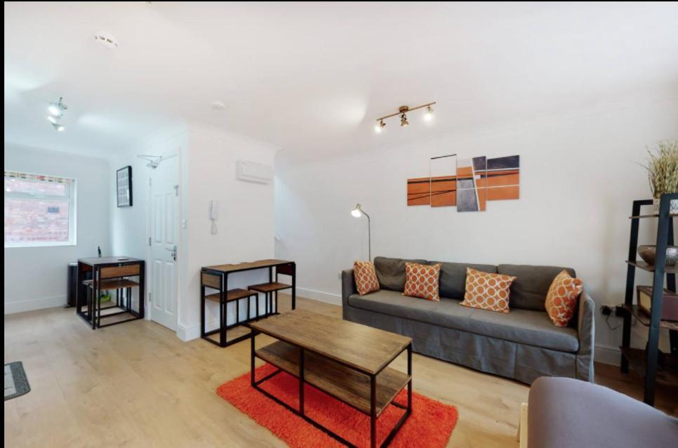 Modern Split Level 1 Bedroom Flat in Aldgate 2