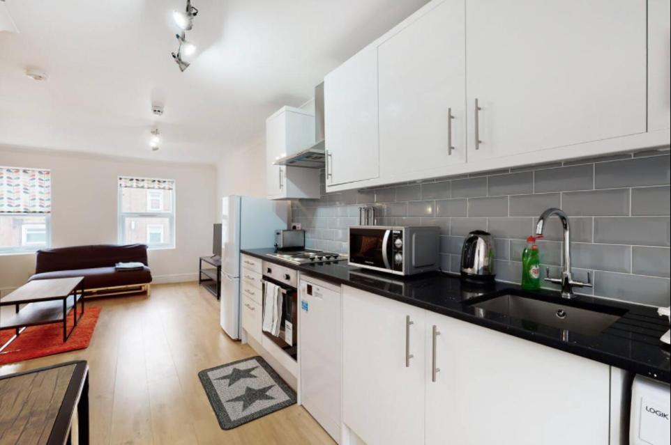 Modern Split Level 1 Bedroom Flat in Aldgate 1