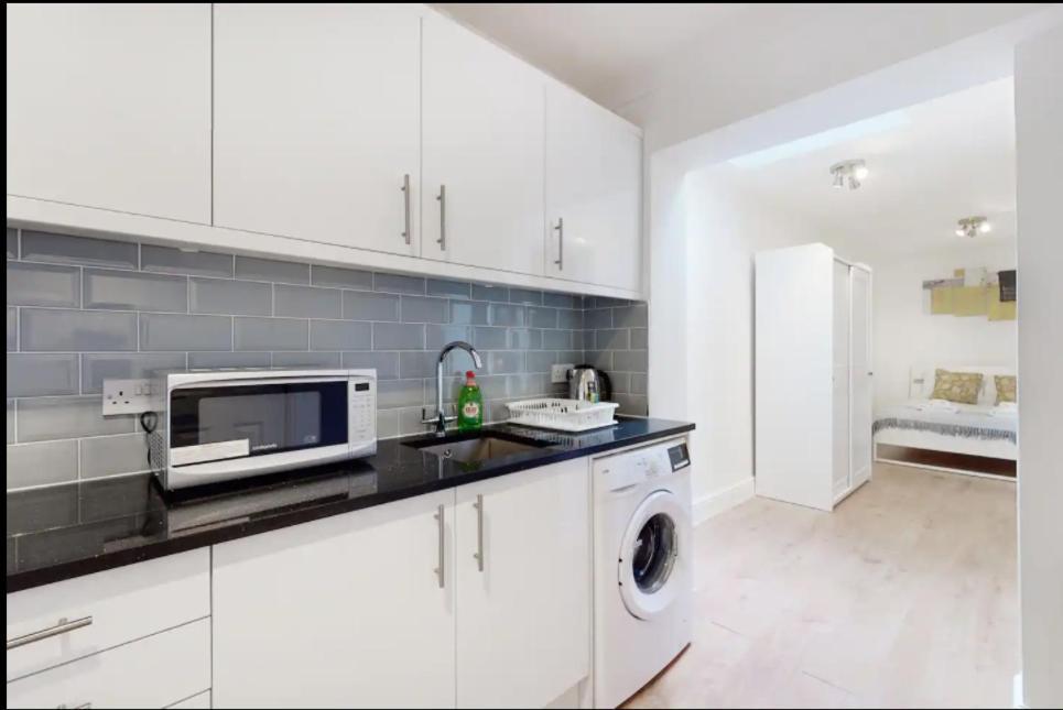 New Spacious 1 Bed Studio Flat in Aldgate 1