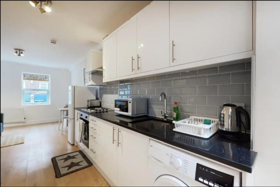 New Spacious 1 Bed Studio Flat in Aldgate 2