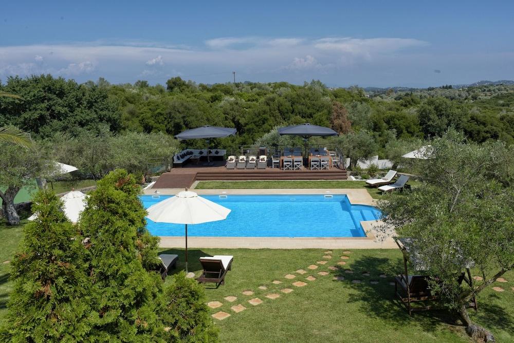 Beautiful 9-Bed Villa in Gouvia with Tennis Court