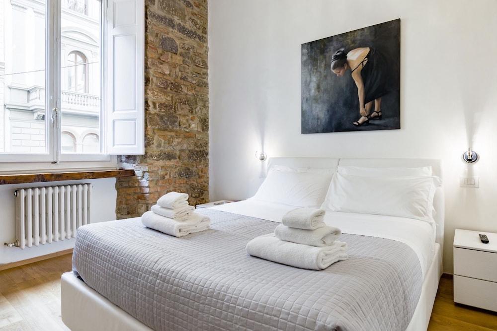 Luxury 2 Bedroom Apartment with Hot Tub - Florence City Center 2