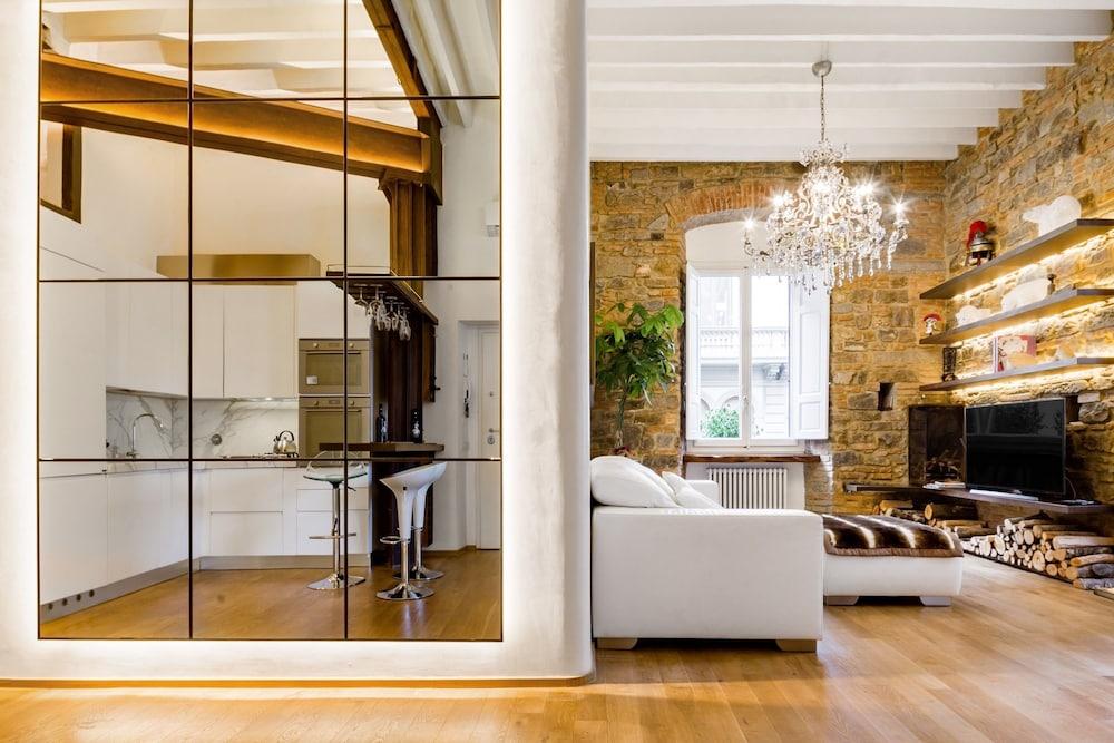 Luxury 2 Bedroom Apartment with Hot Tub - Florence City Center 1