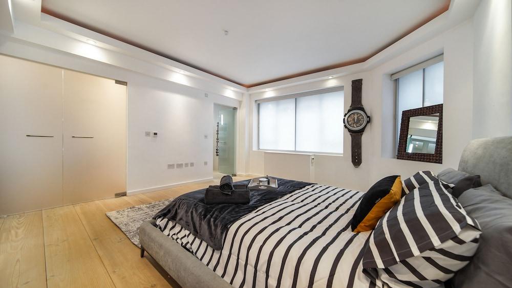Exquisite 2400sqft 3 Bed Brick Lane Pad 2
