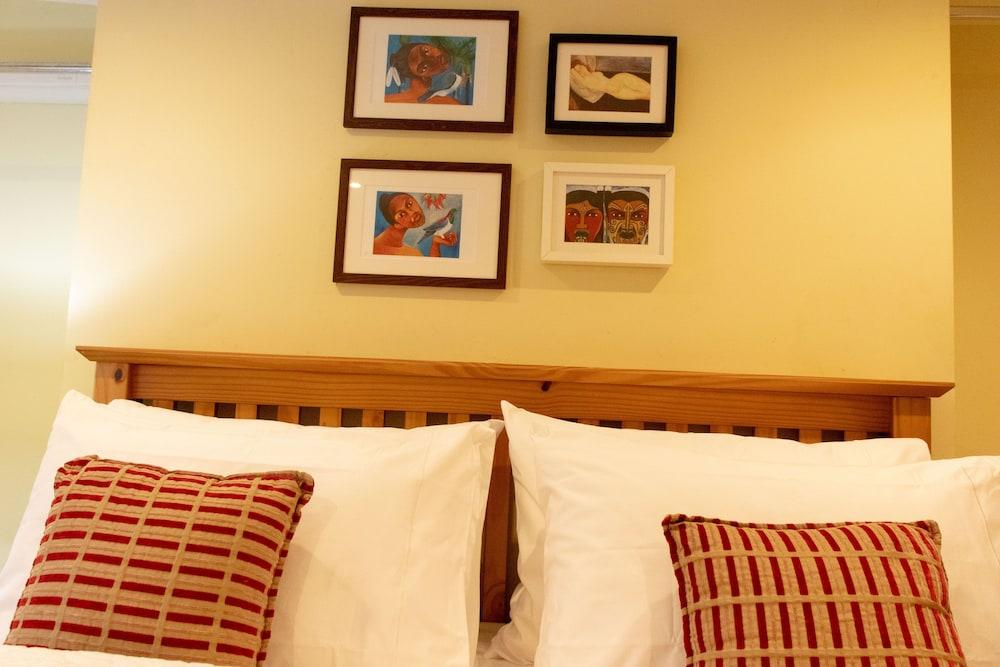 Trendy Two Bed Apartment with Private Garden 2
