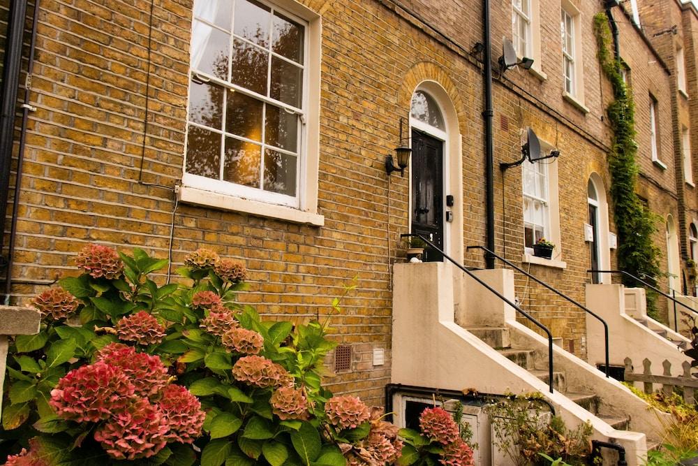 Trendy Two Bed Apartment with Private Garden