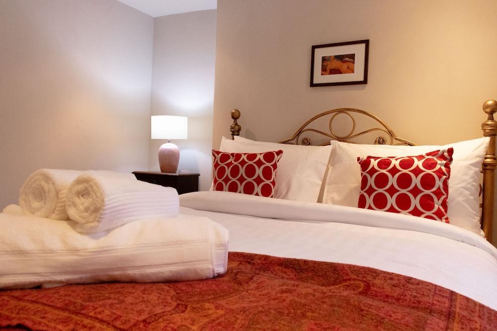 Trendy Two Bed Apartment with Private Garden 1